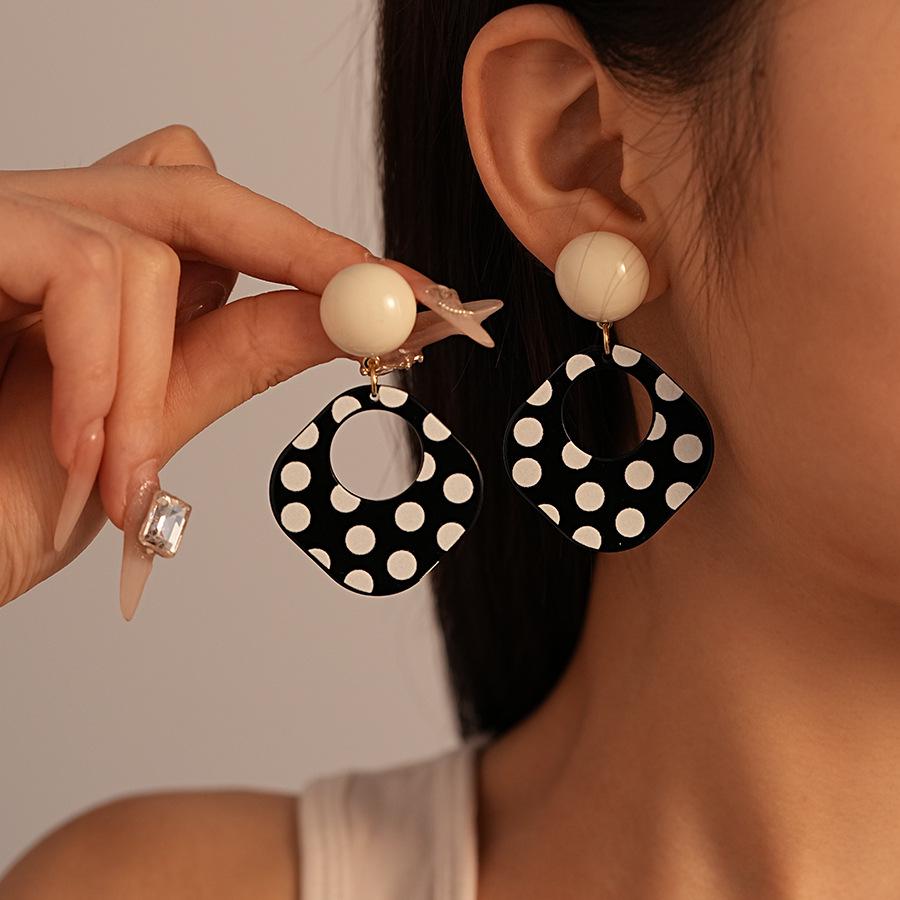 Retro Leopard Print Polka Dot Geometric Earrings - High-End Artificial Leather Design for Women