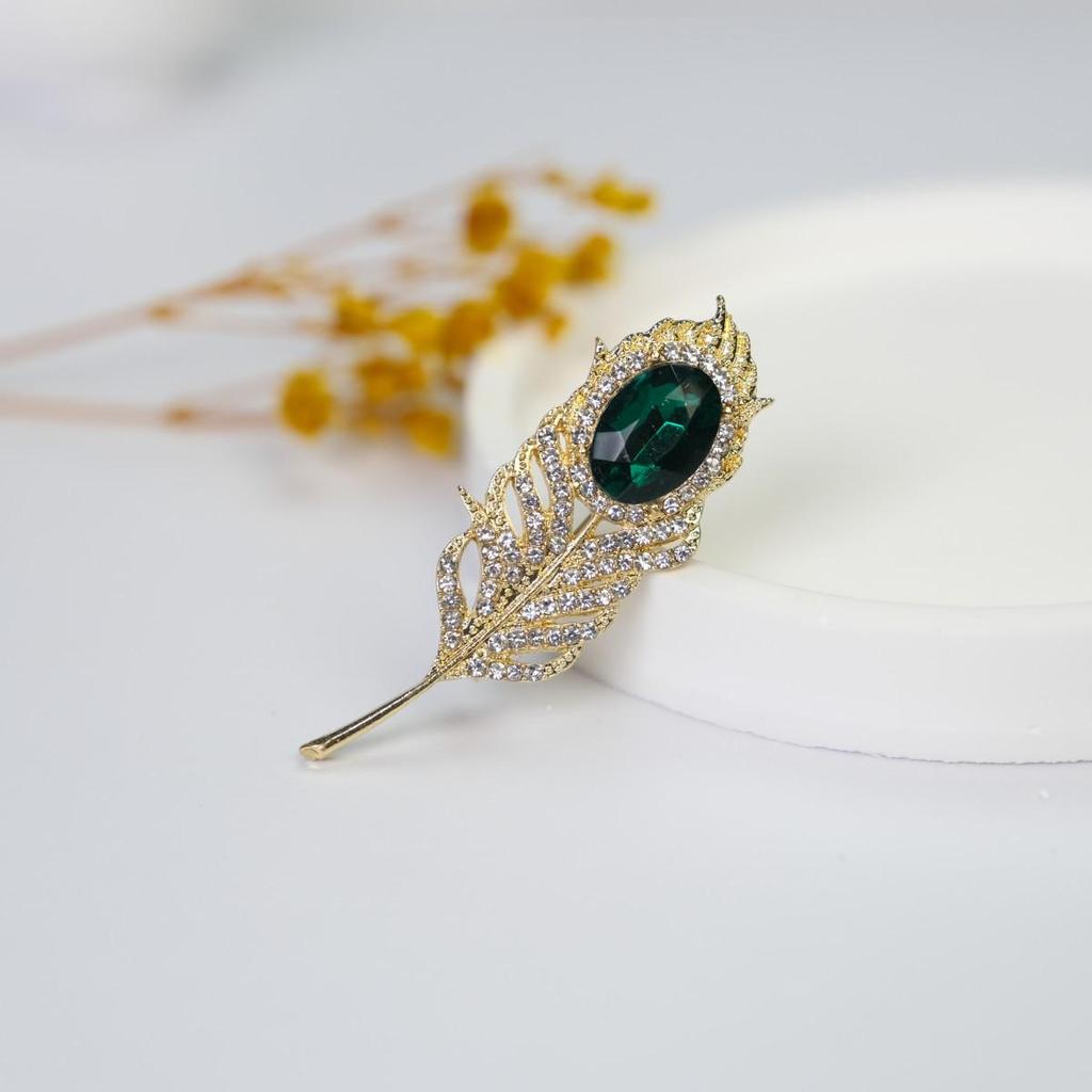 Nordic Chic Luxury Rhinestone Feather Brooch: Elegant Diamond-Studded Pin for Women's Coats and Blazers