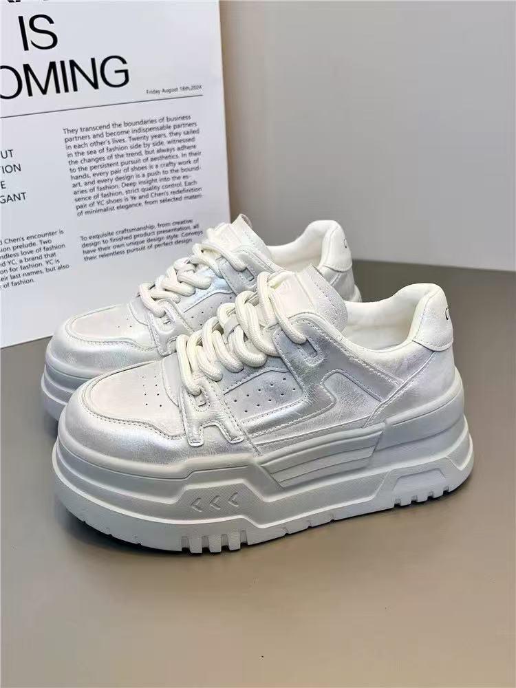 

Женские белые туфли на платформе из мягкой кожи, новинка осени 2025 года, универсальные туфли на платформе, увеличивающие рост, повседневная спортивная обувь, нескользящая 40