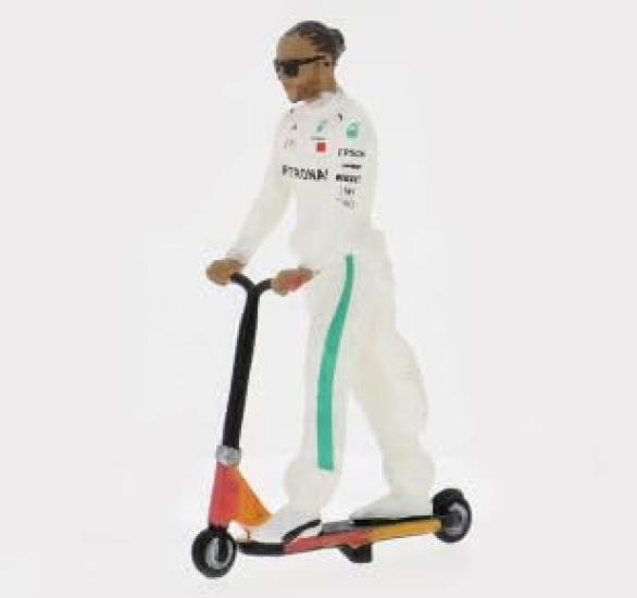 Cartrix 1/43 F1 Driver Figure Lewis Hamilton on a Kickboard, 2016 Mercedes AMG Lewis Hamilton Figure, Resin белый