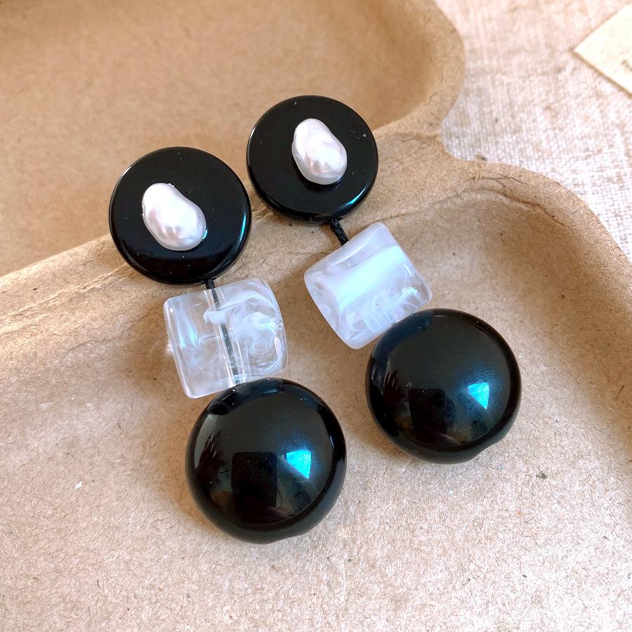 

European and American retro round acrylic beaded earrings light luxury stud earrings personalized exaggerated earrings