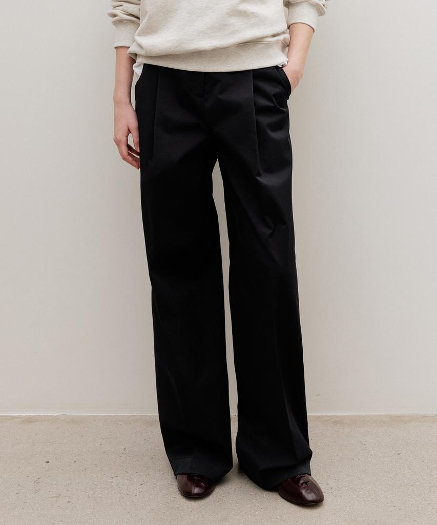 Leumeme Sole One-Tuck Wide Pants Black