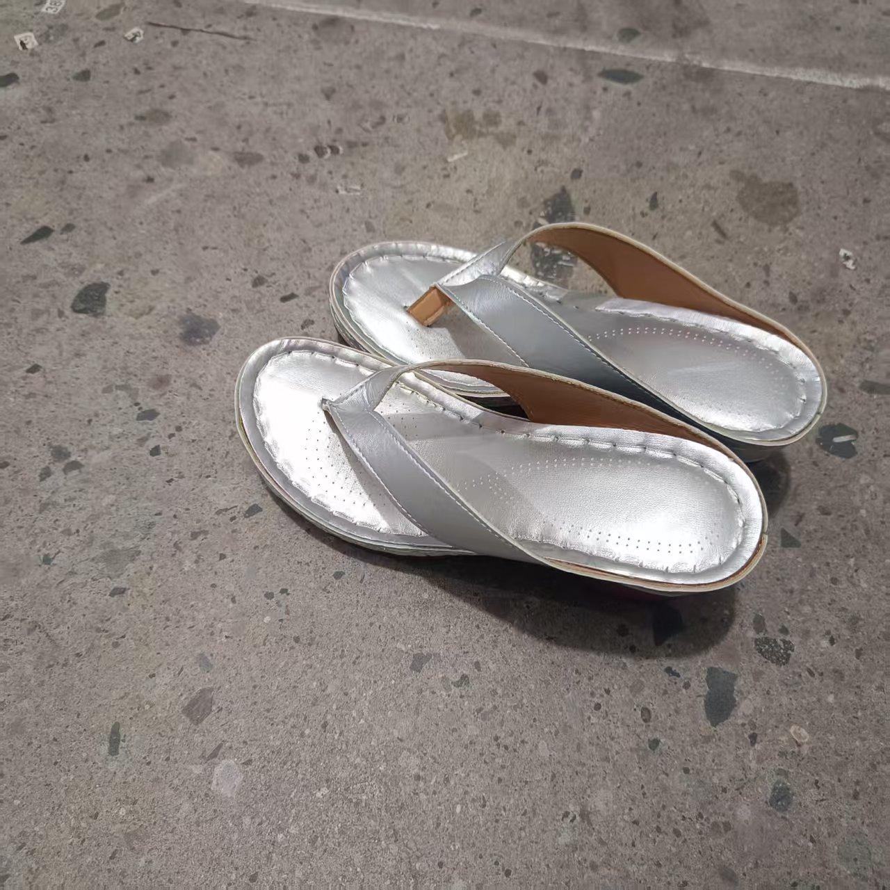 

Fashion 2025 Foreign Trade Europe and The United States New Large Size Women s Foot Pinch Fashion Wedge Heel Sandals 43 серебряный