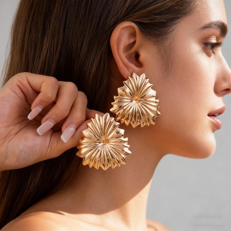 Exaggerated Geometric-shaped Metal Earrings with A Fashionable Retro Vibe, Cool Style, and Pearl Accessories.