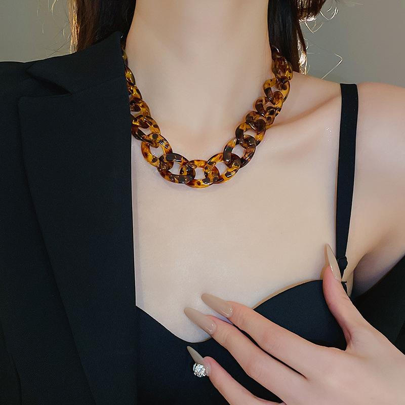 Autumn and winter retro coffee color tiger's eye stone pearl necklace temperament collarbone chain Maillard necklace women