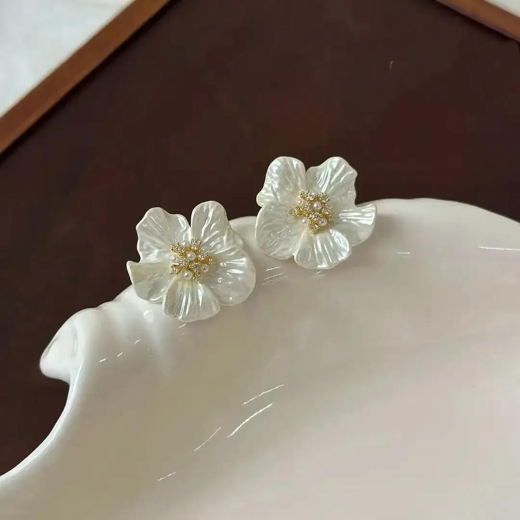 French gentle zircon flower light luxury and fashionable style earrings, Zinc Alloy needle, elegant and high-end for women