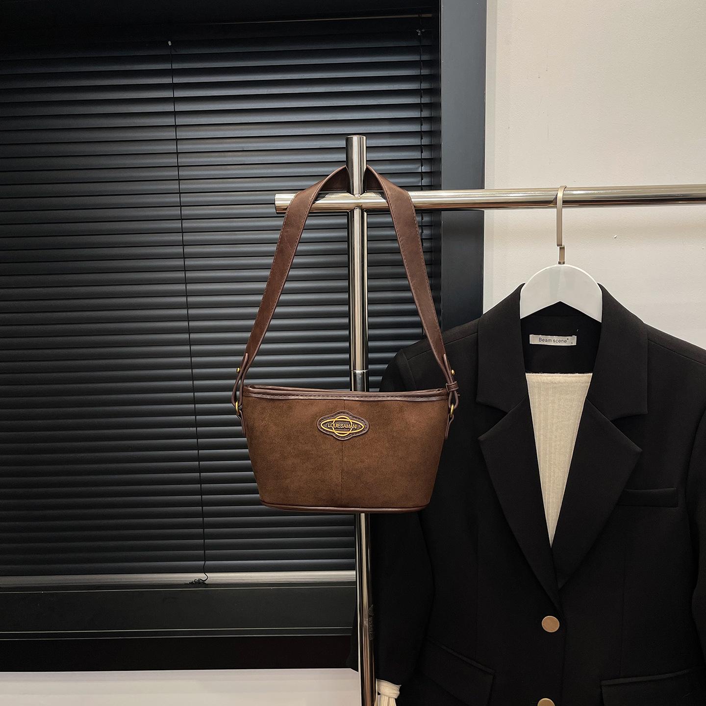 

Niche design popular shoulder bag bag 2025 autumn and winter new trend solid color messenger bag commuter bucket bag темно-коричневого