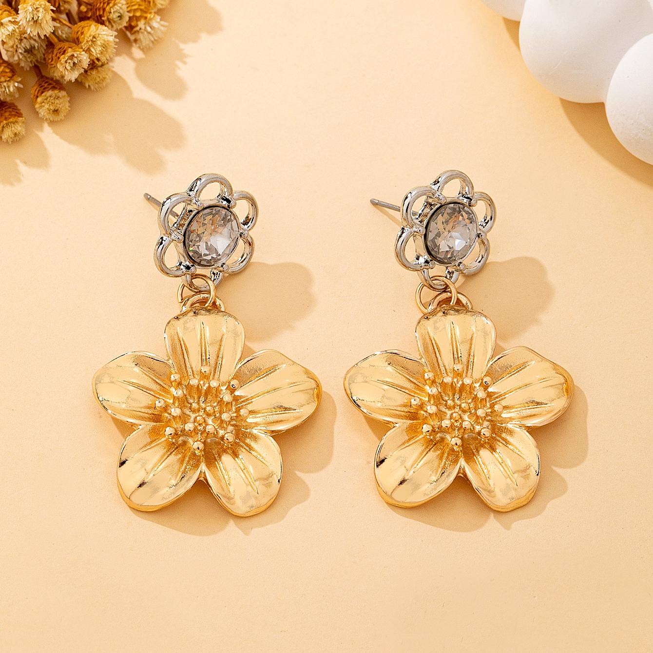 

Women s Pendant Earrings Metal Flower Pendant Earrings Suitable for Daily Wear and Vacation Wear золотистый