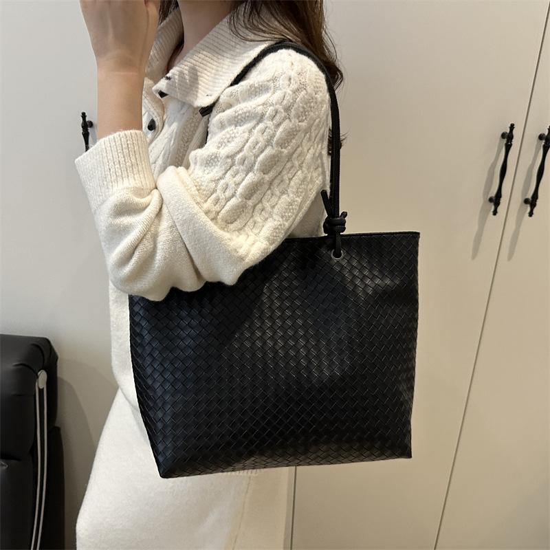 Niche large-capacity hand-woven bag 2025 new high-end portable tote bag commuter casual shoulder bag