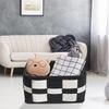 Czarno-biały tkany koszyk do przechowywania w kratę - nordycki pojemnik ze skóry i filcu na kosmetyki i do organizacji domu