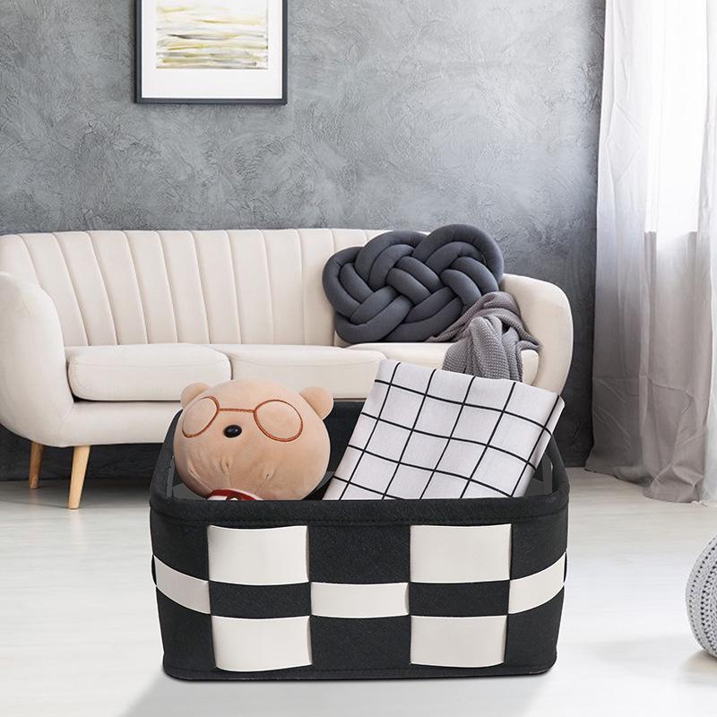 Czarno-biały tkany koszyk do przechowywania w kratę - nordycki pojemnik ze skóry i filcu na kosmetyki i do organizacji domu