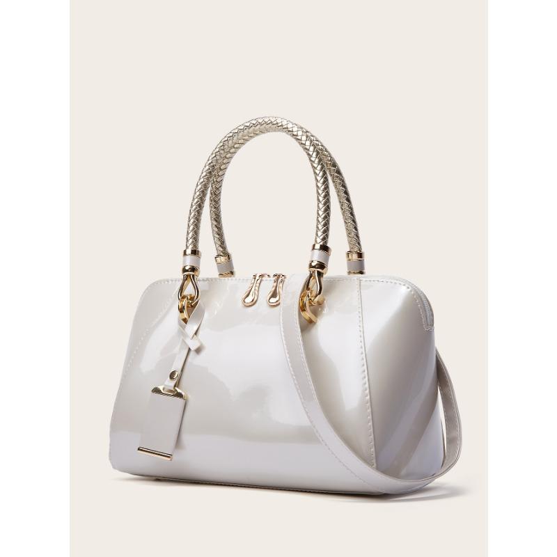 

Женская сумочка с глянцевой отделкой — это модно, трендово и дорого. Это вместительная одноплечевая сумка-кроссбоди. слоновая кость