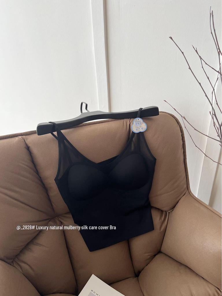 "Seamless Mulberry Silk Camisole with Chest Pads – Large Size, Lifting, and Exposure-Proof, Beautiful Back Design"