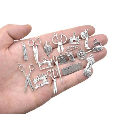 Zestaw 18 zawieszek ze stopu metali o tematyce szycia: Zawieszki z igłą, nicią, guzikiem i maszyną do szycia do biżuterii DIY