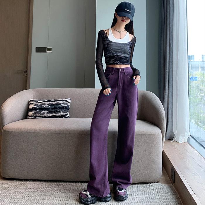 Damen Jeans mit weitem Bein in Traubenlila mit Lederpatch - Trend Frühherbst 2025.