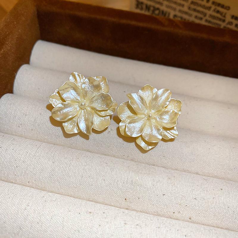 White Acrylic Flocking Three-dimensional Flowers Stud Earrings for Women Sweet Floral Girl Earring Versatile Fashion Ear Jewelry