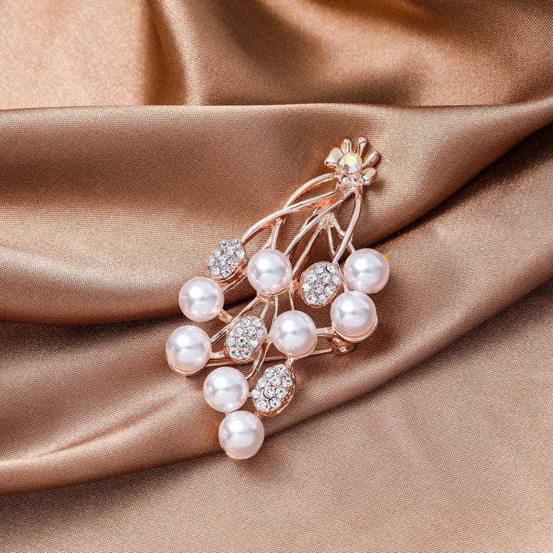 2022 New Creative Luxury Pearl Brooches Pins For Women Elegant Rhinestone Snowflakes Flower Accessories Lady Wedding Party Gift