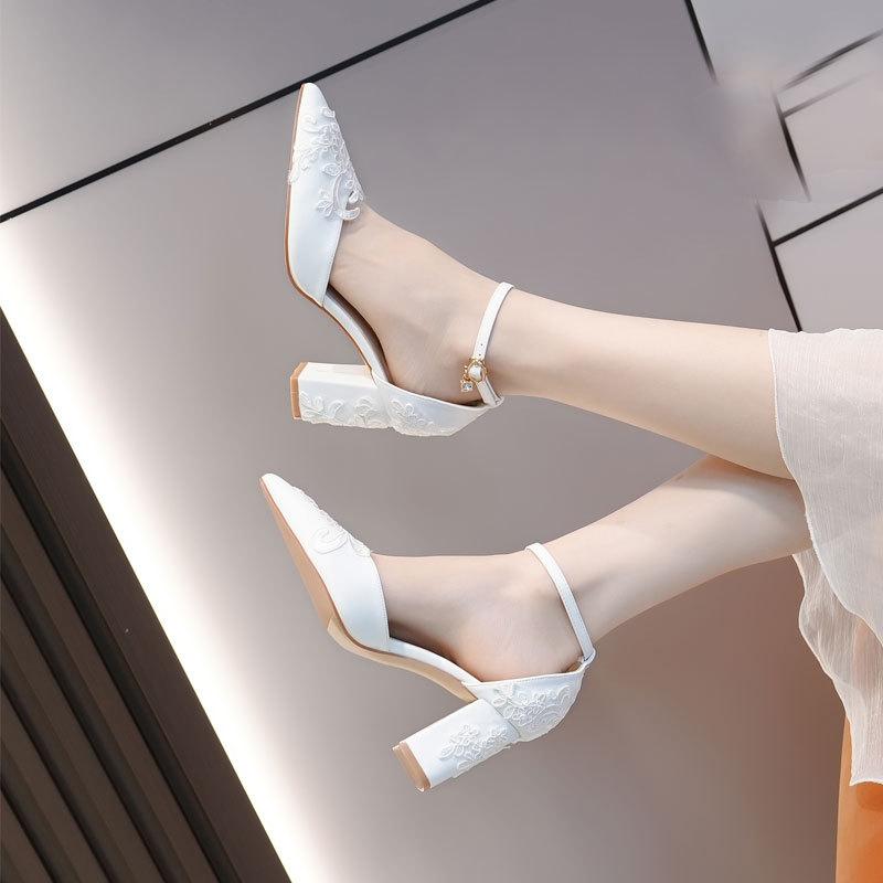 Weiße High Heels dicker Absatz spitze Zehenpartie hohl Riemen mit Ein-Wort-Schnalle quadratischer Absatz flacher Ausschnitt Damenschuhe Spitze Netz süße Brautschuhe 43