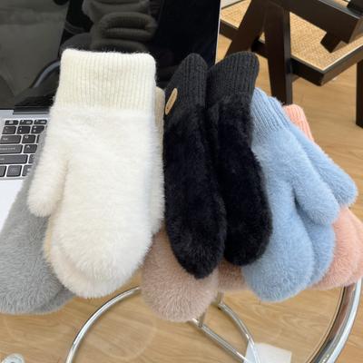 A Pair of Comfortable Winter Women's Gloves, Solid Color Striped Woven Warm Connected Finger Gloves, Double-layer Thick Gloves S