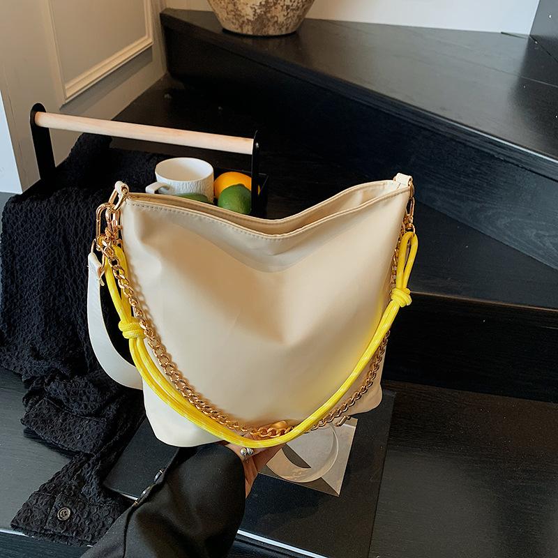 

Popular women s bags summer versatile 2025 design lightweight niche simple foreign style tote bag commuter new shoulder bag 26*8.5*21