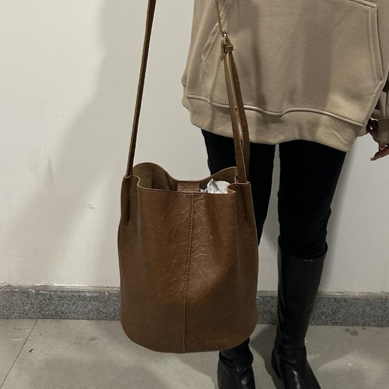 Old large-capacity retro bucket bag female student 2025 new Korean version of fashion trend versatile shoulder messenger bag