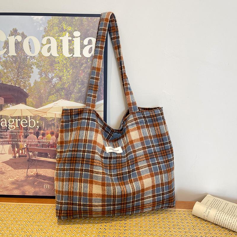 New retro woolen plaid shoulder bag autumn and winter new commuter shoulder bag messenger bag women's casual simple bag