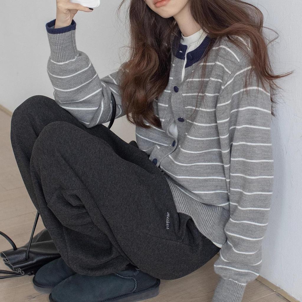 Contrast Round Neck Striped Knit Cardigan: Women's College Style Soft Embroidered Sweater Coat for Autumn/Winter.