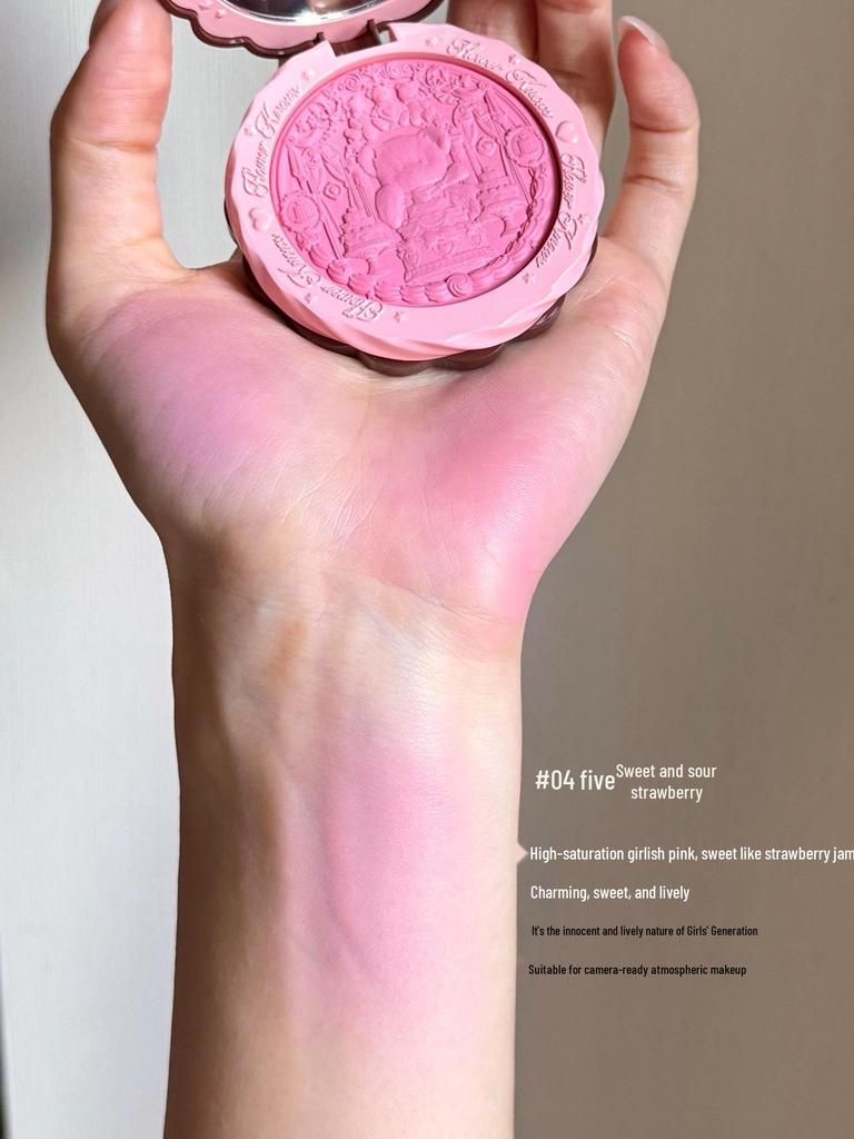 Flower Knows Sweetheart Little Bear: Lip Gloss, Blush, Eyeshadow, Concealer, Palette, Powder Puff, Pendant, Perfume, Eyebrow Tint, Mirror.