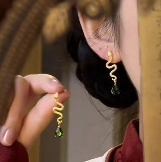 Xiaohongshu Bestseller Green Diamond Spirit Snake Earrings for Girls Born In the Year of the Snake