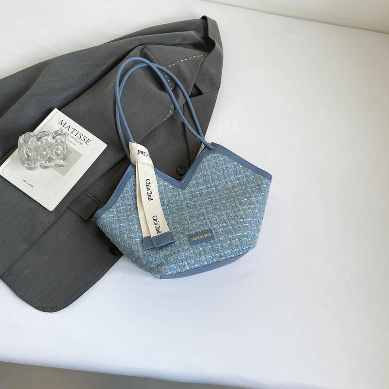 

Large capacity plaid bag women s 2025 new fashion retro shoulder commuter bag women s texture versatile tote bag women синий