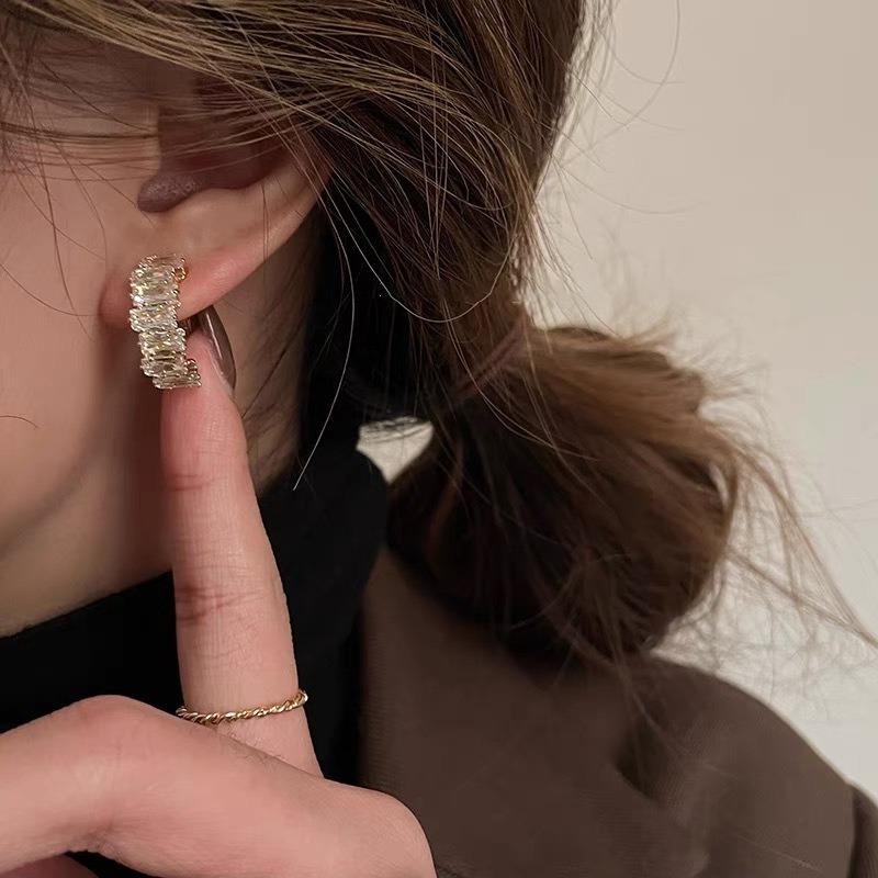 High-end Exquisite Zircon Curved Stud Earrings for Women's Earrings, New Models, Trendy Fashion, Versatile Earclips for Women Without Earrings