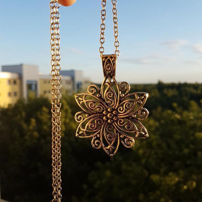 Hollow Big Flower Pendant Necklace Sweater Chain Floral Design Stylish Retro Victoriano Jewelry For Women Men Mother, Wife, Sister Accessories