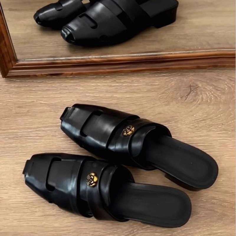 Fashion Fashion Metal Flower Decoration Brand Slippers Women Black Hollow Splicing Slide Sandals Comfort Commuter Office Shoes Sandalias