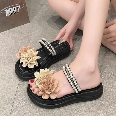 Zwei tragen Blume coole Hausschuhe, Damen Sommer tragen 2025 neue Modelle mit Röcken, dicksohlige Strandurlaub Badeschuhe