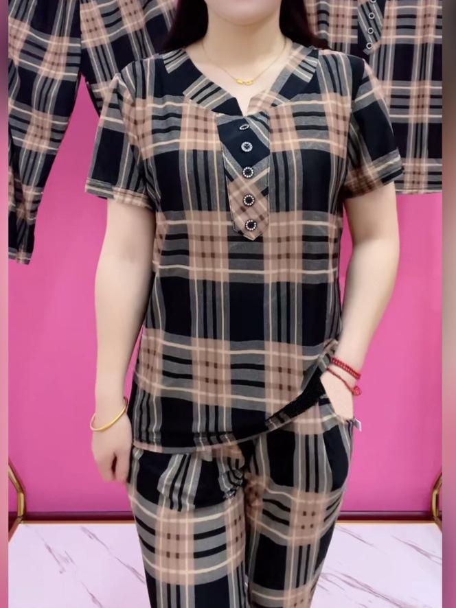 

Mother s Summer Plaid Two-Piece Set: Short-Sleeve Round Neck T-Shirt for Women 40-70 Years Old - Loose & Slimming Design 4XL (138-145 Jin)