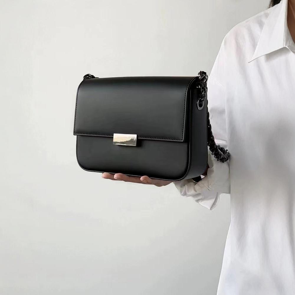 2024 neue kleine quadratische Tasche ist dieses Jahr beliebt, hochwertige Textur Französische Nischen-Kettentasche, Umhänge-Messenger-Tasche für Pendler.