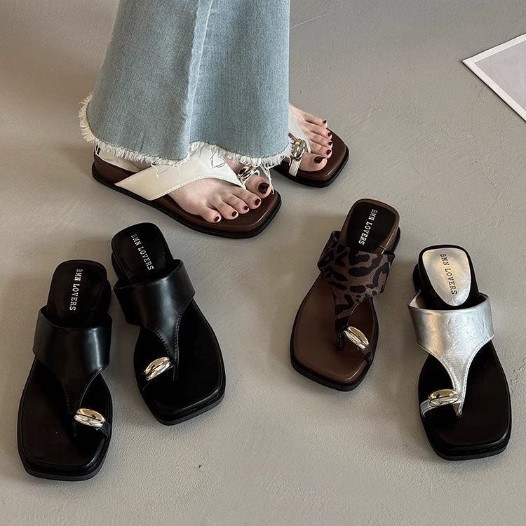 Pinch slippers women's summer outer wear 2025 new summer super fire French style with skirt flip-flops slope and cool slippers