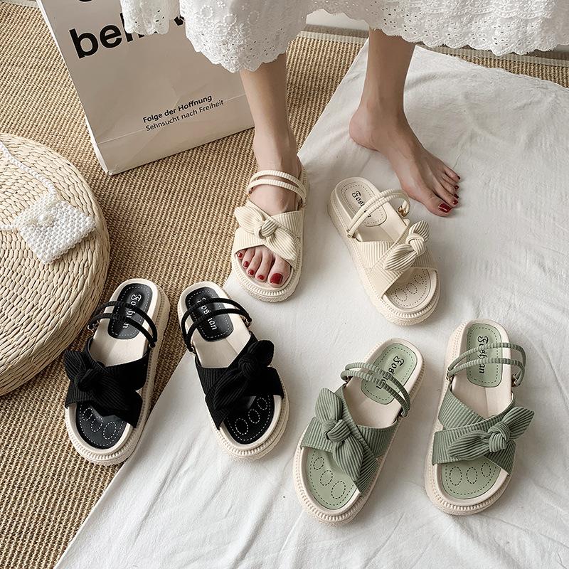 Zwei Sandalen für Damen im Sommer, neu im Trend mit Rock, dicksohlige Feenstil römische Badeschuhe