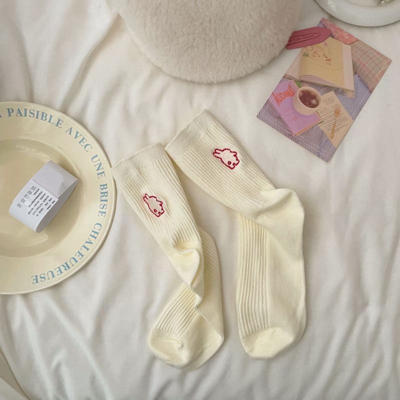 

Леди Весна и Осень Вышивка Цветок Милый Кролик Дикий Стиль Колледж Ветер Гольфы-трубы 1 pair молочный белый