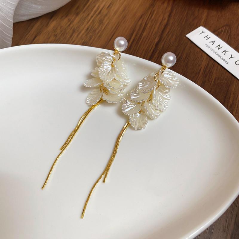White Petal Flower Drop Earrings for Women Elegant Temperament Simulated Pearl Tassel Earrings Wedding Romantic Jewelry Gifts