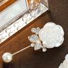 Imitace perly, brož Kamélie květina pro ženy Bílá květina Kytice z okvětních lístků Dlouhá jehla Košilový límec Lapel Pin Dárek