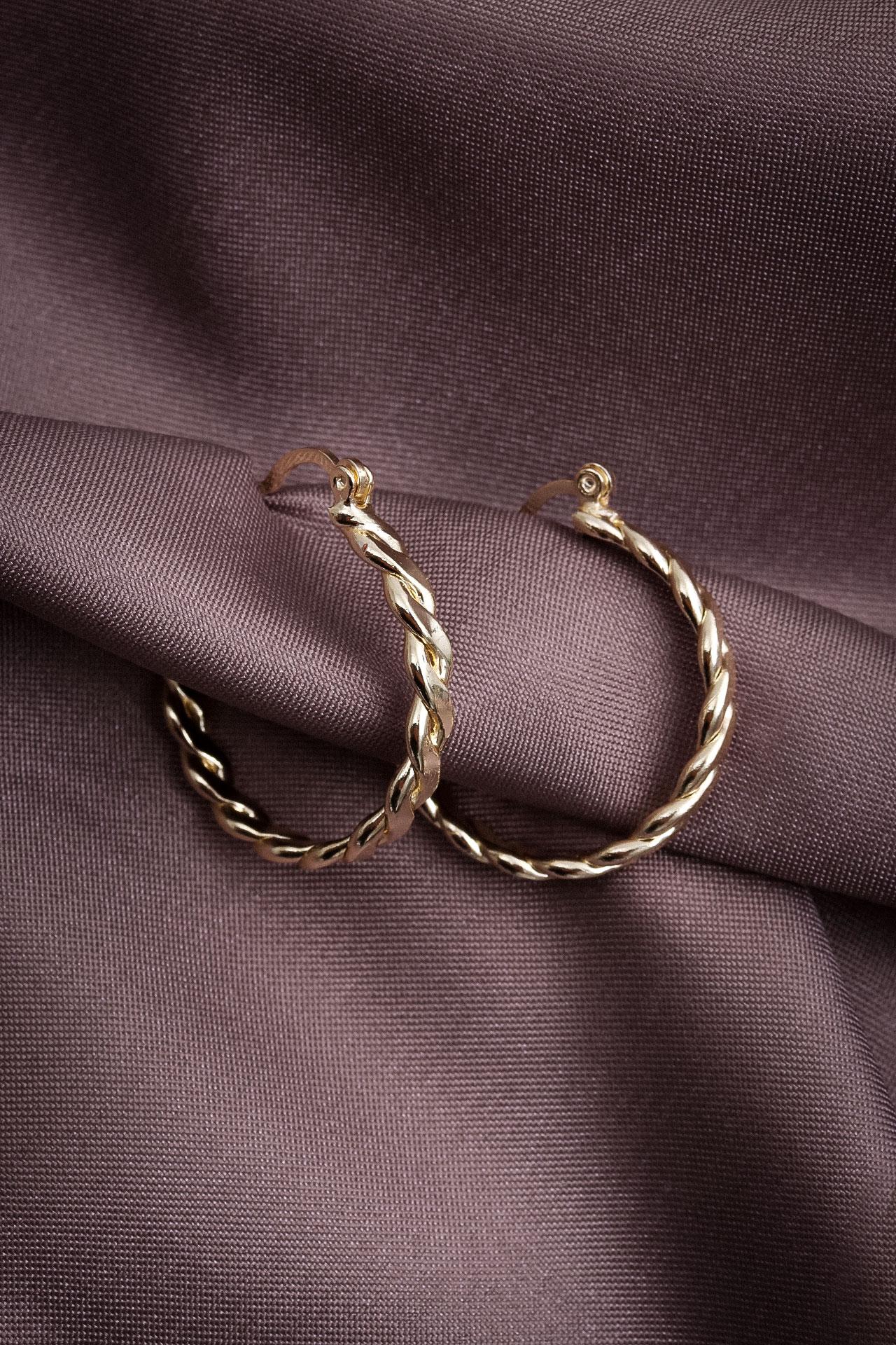 

Вязаные серьги-кольца золотого цвета