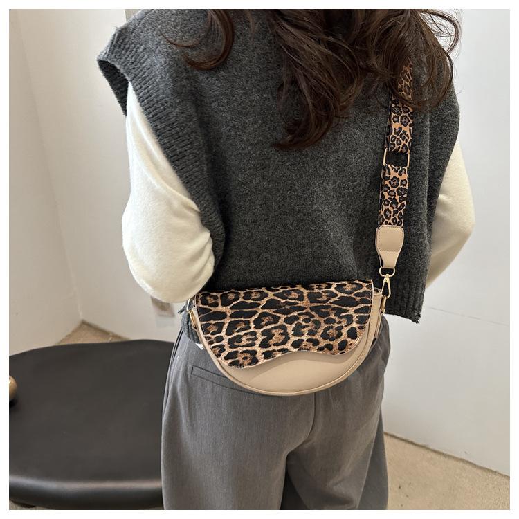Minimalist Saddle Bag for Women Solid Color Faux Leather Crossbody Purse Trendy Single Shoulder Bag CLE
