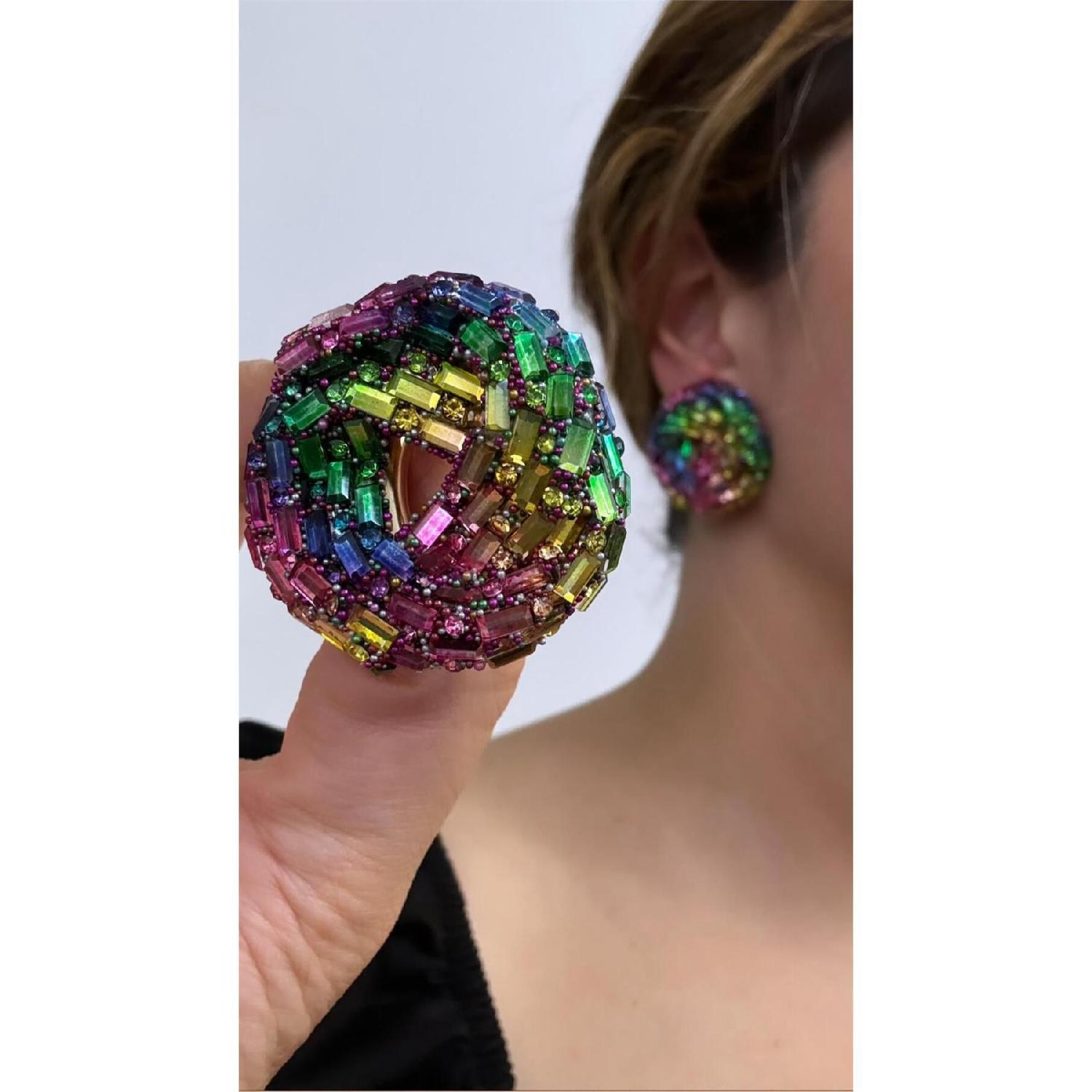 

Большие серьги в форме спирали с разноцветной радужной багетной лентой