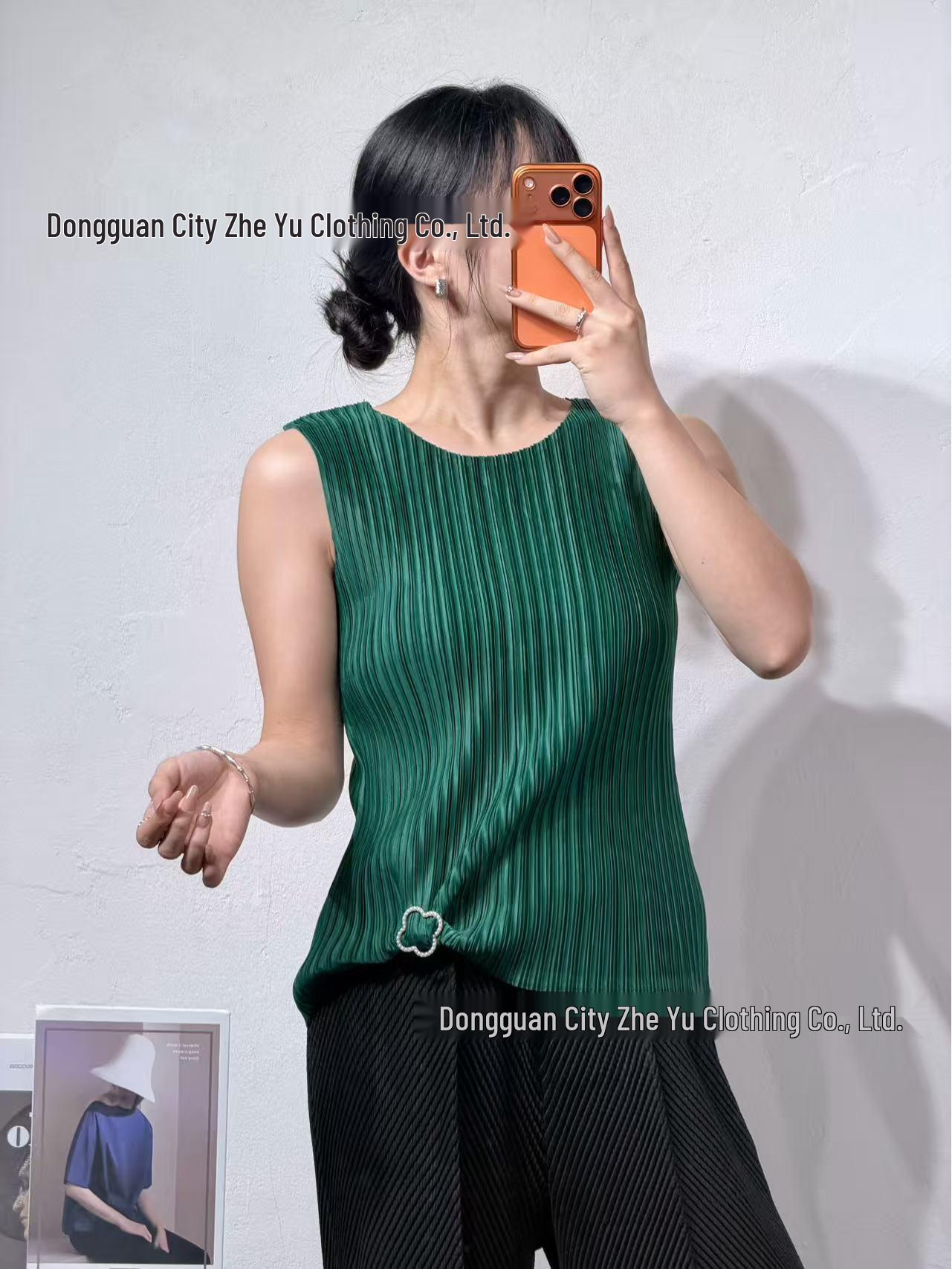 Miyake PP Series: Versatile Light-Reflective Pleated Vest One Size зелёный