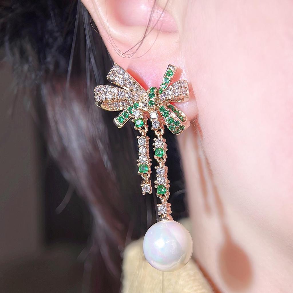 CMM Módní design mašličky s bílými a zelenými zirkony CZ, dámské dlouhé náušnice s umělými perlami pro nevěstu