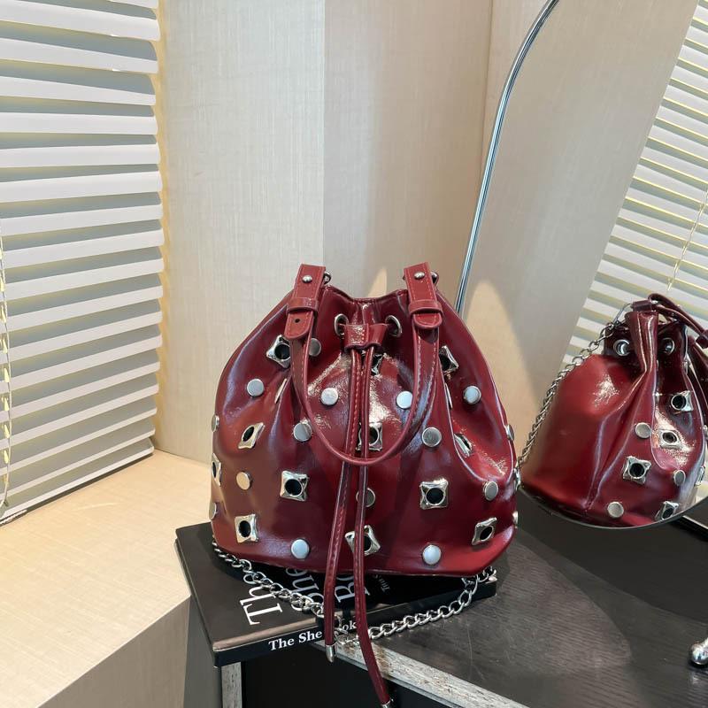 Vintage Damenhandtasche mit hohler Schulter, Niete, modisch, vielseitig, tragbar, Eimertasche, Street Achsel-Tote-Umhängetasche