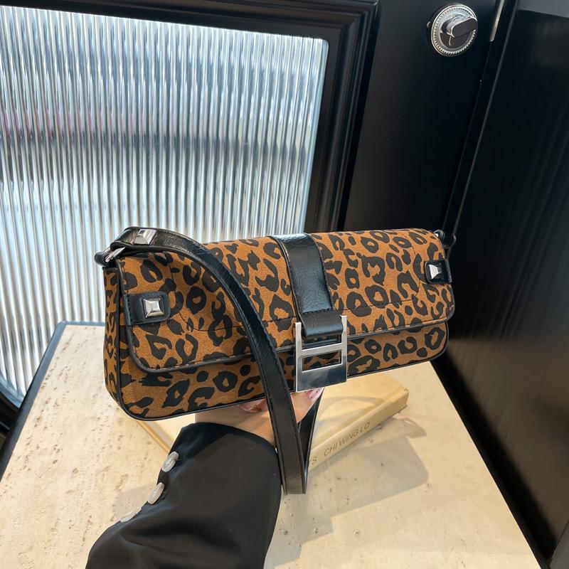 Niche leopard print underarm bag, fashionable retro high sense, commuting shoulder essential women's bag.
