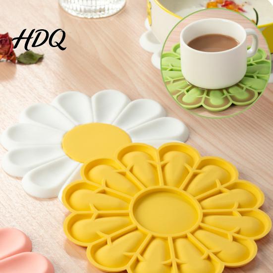 Spill Resistant Placemat Flower Shape Placemat Non-Slip Heat Table Mat Anti-Scald Hot Burr-free Pot Holder for Bowls Cups Pots Dining Mat