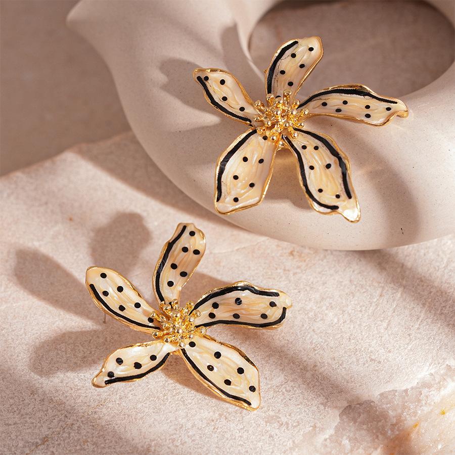 European and American dripping polka dots flower petals silver needles retro niche personality Internet celebrity earrings female